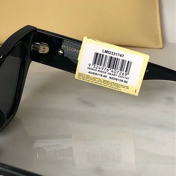Missoma x Le Specs Venus Ridge Heart Black Cat-Eye Sunglasses display picture 1